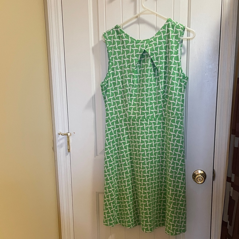 New York & Company Green Geometric Midi Dress